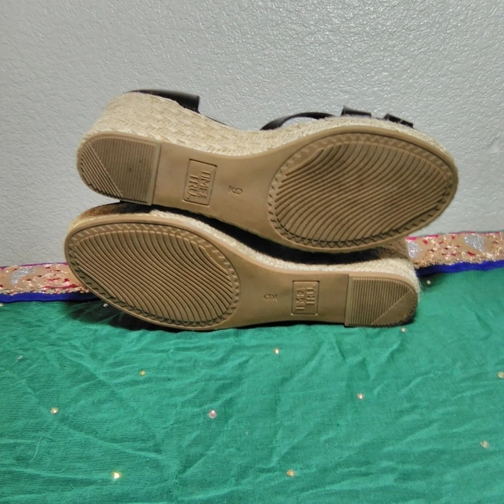 Time and Tru Black Leather platform sandals w/memory foam insoles